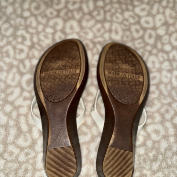 Italian Shoemakers Flip Flop Sandals - Picture 4 of 7